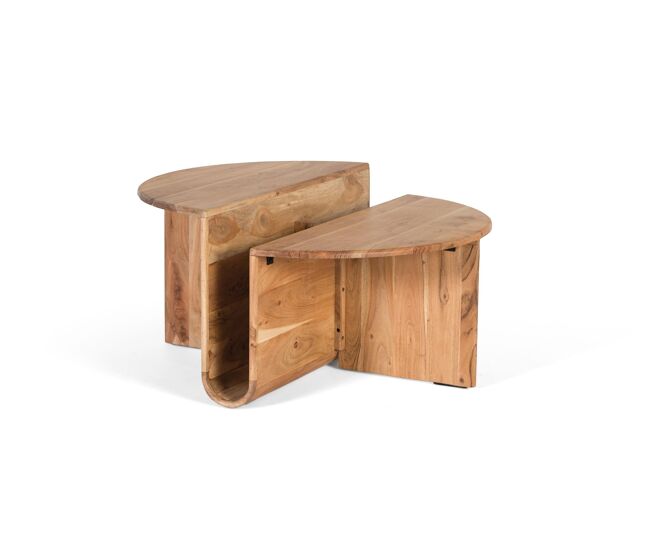 Una mesa de centro redonda fabricada en madera de acacia, con un acabado natural que resalta las vetas y tonalidades