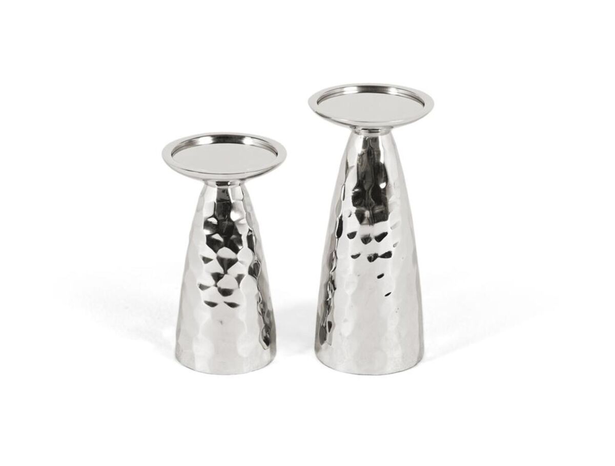 Conjunto de dos candelabros fabricadas en metal con un acabado en aluminio brillante. cada pieza tiene un diseño minimalista y elegante, con un cuerpo