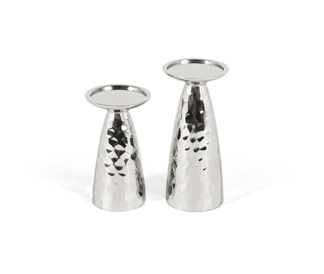 Conjunto de dos candelabros fabricadas en metal con un acabado en aluminio brillante. cada pieza tiene un diseño minimalista y elegante, con un cuerpo