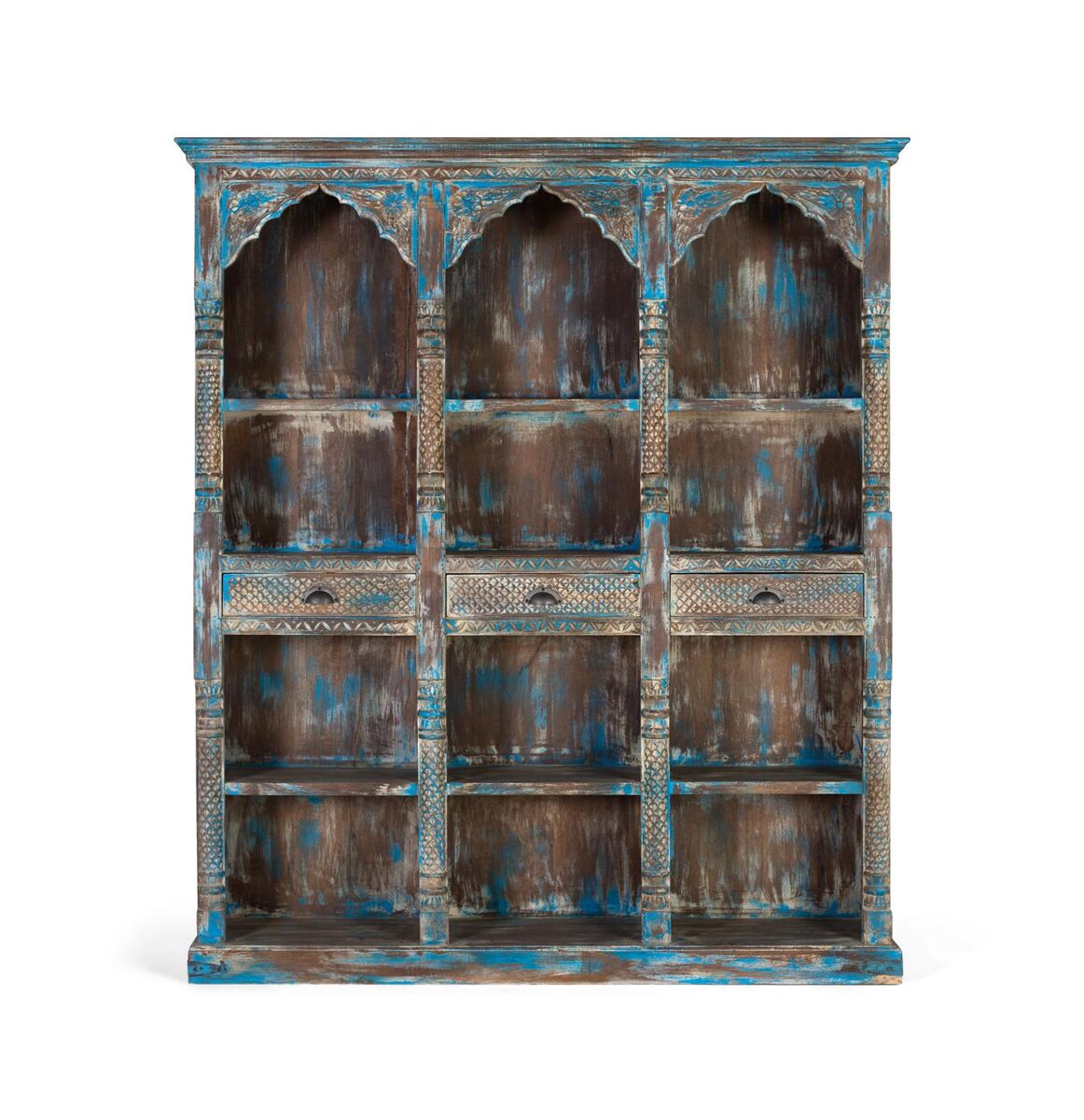 Esta librería de estilo exótico es una pieza de mobiliario impresionante, cuidadosamente tallada a mano y pintada.