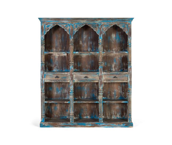 Esta librería de estilo exótico es una pieza de mobiliario impresionante, cuidadosamente tallada a mano y pintada.