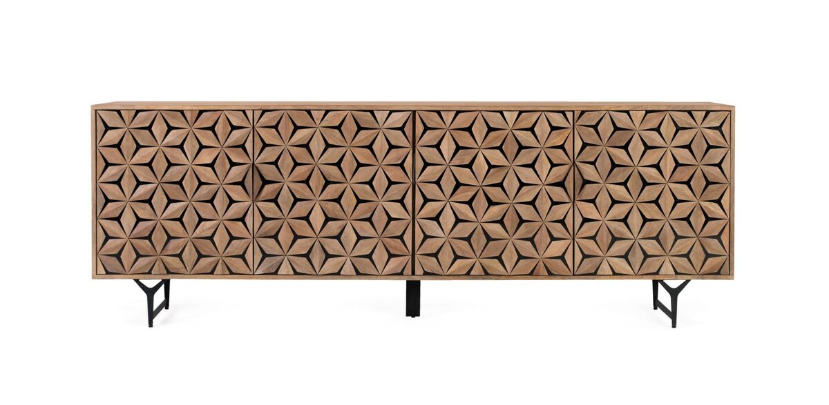 Este aparador de cuatro puertas está fabricado en madera de mango, con un acabado en color natural.