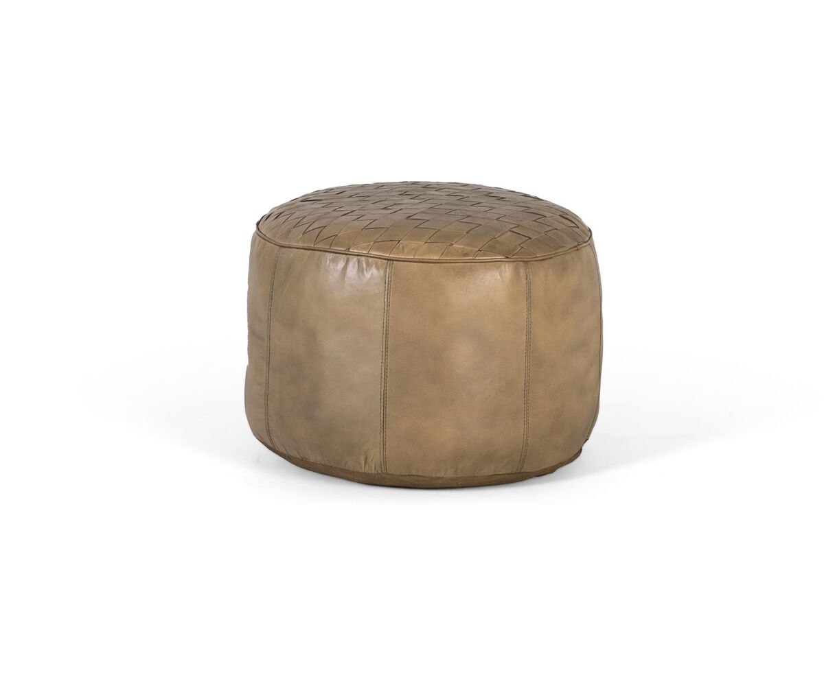 Este puff redondo esta confeccionado en piel de color beige, lo que le otorga un aspecto suave y elegante. la parte superior del puff está decorada