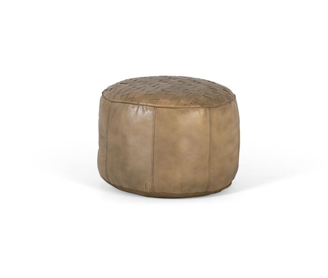 Este puff redondo esta confeccionado en piel de color beige, lo que le otorga un aspecto suave y elegante. la parte superior del puff está decorada