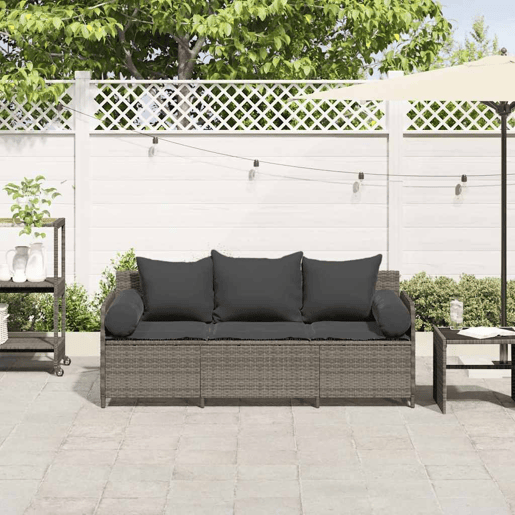 vidaXL Sofá de jardim de 3 lugares com almofadões vime PE cinzento vidaXL Sofá de jardim de 3 lugares com almofadões vime PE cinzento