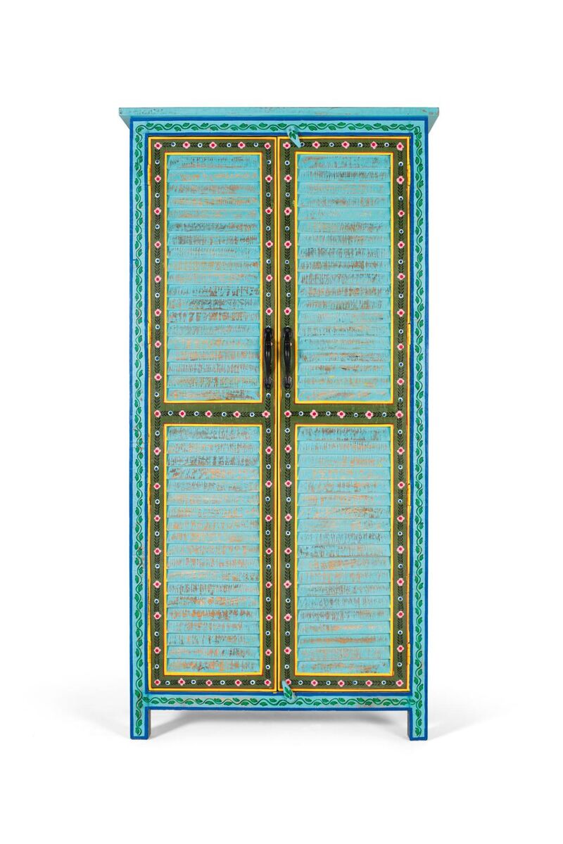 Este armario es una pieza de mobiliario única, elaborada en madera de mango.