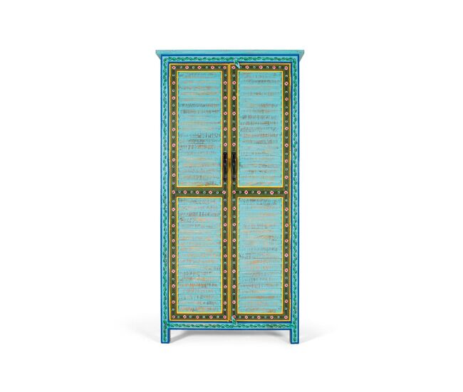 Este armario es una pieza de mobiliario única, elaborada en madera de mango.