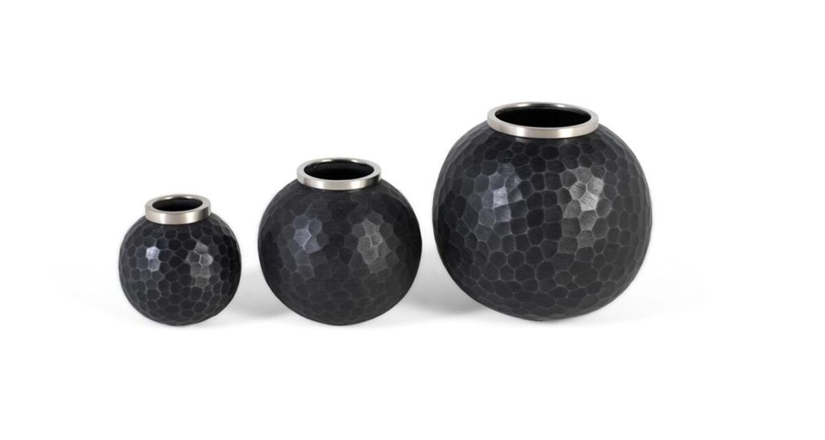 Juego de tres jarrones decorativos con un diseño moderno, fabricados en metal acabado gris oscuro.