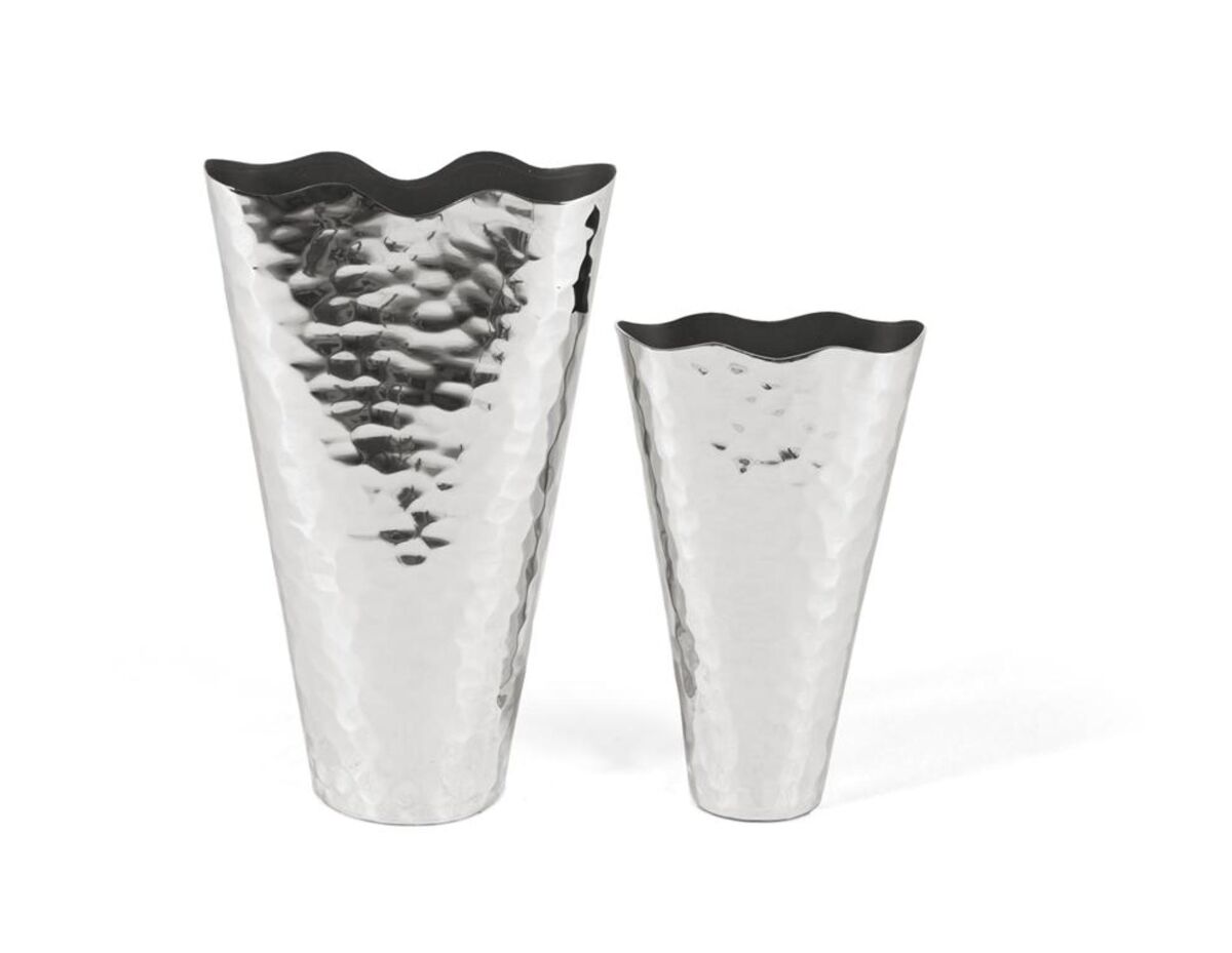 Conjunto de dos jarrones decorativos fabricados en aluminio con un acabado brillante que aporta luminosidad y modernidad.