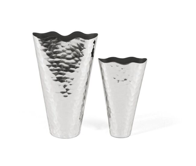Conjunto de dos jarrones decorativos fabricados en aluminio con un acabado brillante que aporta luminosidad y modernidad.