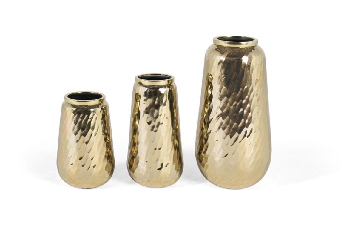 Conjunto de tres jarrones decorativos fabricados en metal con un lujoso acabado dorado.