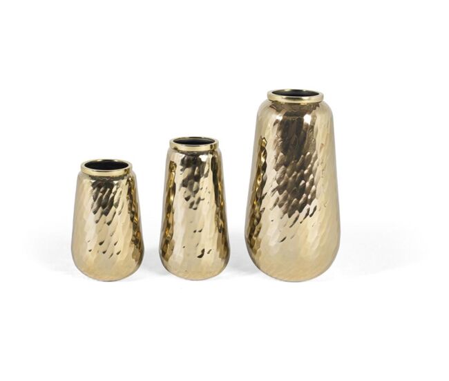 Conjunto de tres jarrones decorativos fabricados en metal con un lujoso acabado dorado.