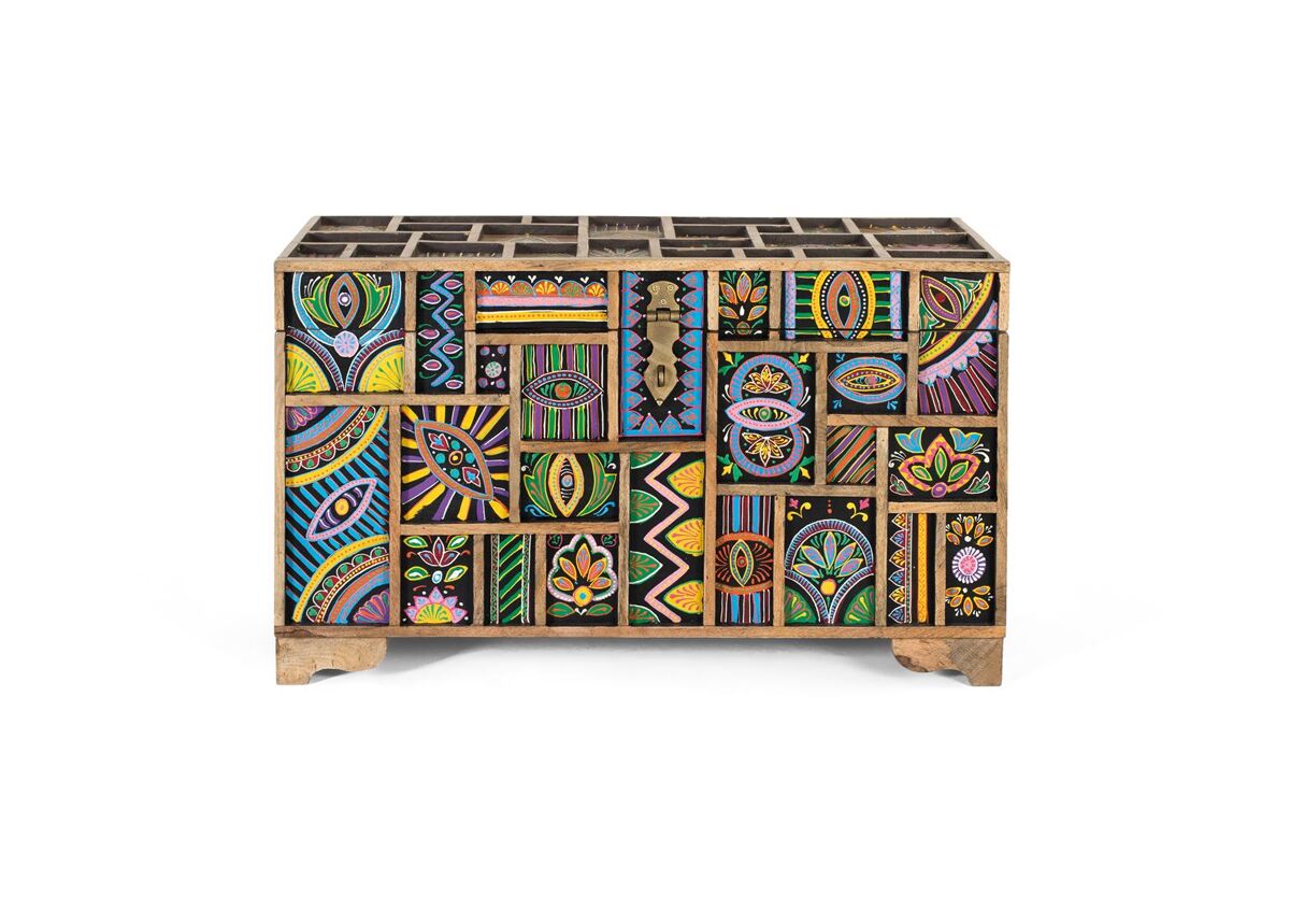 Este baúl está fabricado en madera de mango y destaca por su vibrante diseño multicolor, completamente pintado a mano.