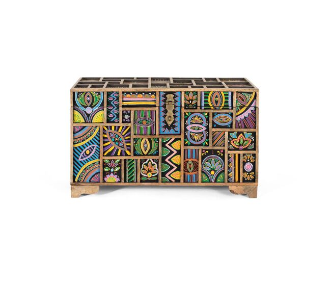 Este baúl está fabricado en madera de mango y destaca por su vibrante diseño multicolor, completamente pintado a mano.