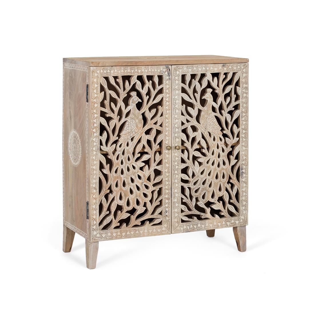 Mueble auxiliar fabricado en madera de mango, lo que le otorga una apariencia sólida y resistente con tonos naturales.
