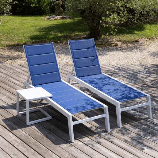 Conjunto de 2 espreguiçadeiras BARBADOS em textilene azul e mesa de apoio - alumínio branco