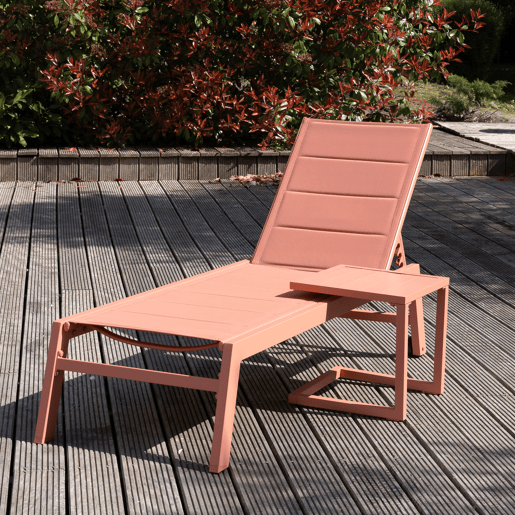 Conjunto de espreguiçadeira e mesa de apoio BARBADOS em textilene terracota - alumínio terracota Conjunto de espreguiçadeira e mesa de apoio BARBADOS em textilene terracota - alumínio terracota