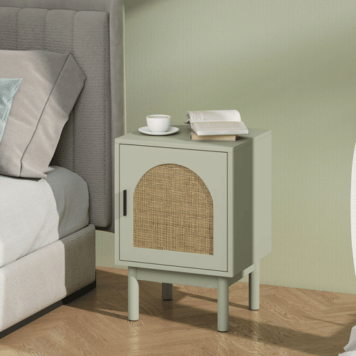 HOMCOM Mesa de Cabeceira Mesa de Cabeceira com Porta de Vime Prateleira Ajustável e Pés de Madeira Estilo Boémio Mesa Auxiliar para Sala de Estar Quarto 40x35x58 cm Verde Claro