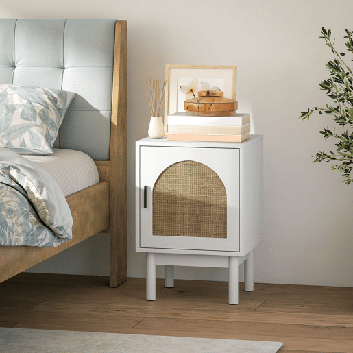 HOMCOM Mesa de Cabeceira Mesa de Cabeceira com Porta de Vime Prateleira Ajustável e Pés de Madeira Estilo Boémio Mesa Auxiliar para Sala de Estar Quarto 40x35x58 cm Branco