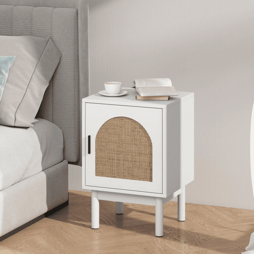HOMCOM Mesa de Cabeceira Mesa de Cabeceira com Porta de Vime Prateleira Ajustável e Pés de Madeira Estilo Boémio Mesa Auxiliar para Sala de Estar Quarto 40x35x58 cm Branco