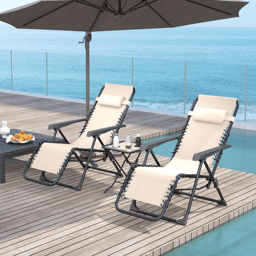 Outsunny Conjunto de 2 Espreguiçadeiras Jardim Dobráveis com Mesa Auxiliar Porta-Copos Espreguiçadeiras de Gravidade Zero com Encosto Ajustável Apoios de Braço Removíveis para Pátio Piscina Bege