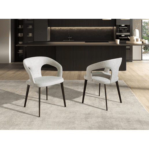 Cadeira em tecido esbranquiçado modelo 4173 Angel Cerdá S.L.Cadeira com braços de design moderno com assento e encosto estofados em tecido branco.
