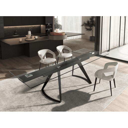 Cadeira em tecido esbranquiçado modelo 4173 Angel Cerdá S.L.Cadeira com braços de design moderno com assento e encosto estofados em tecido branco.