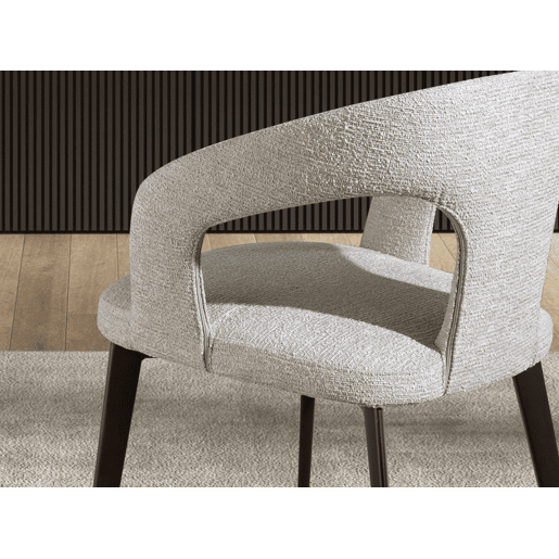 Cadeira em tecido esbranquiçado modelo 4173 Angel Cerdá S.L.Cadeira com braços de design moderno com assento e encosto estofados em tecido branco.