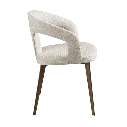 Cadeira em tecido esbranquiçado modelo 4173 Angel Cerdá S.L.Cadeira com braços de design moderno com assento e encosto estofados em tecido branco.