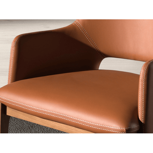 Cadeira em pele ecológica castanha modelo 4157 Angel Cerdá S.L.Cadeira com braços de design moderno com assento e encosto estofados em couro sintético castanho.