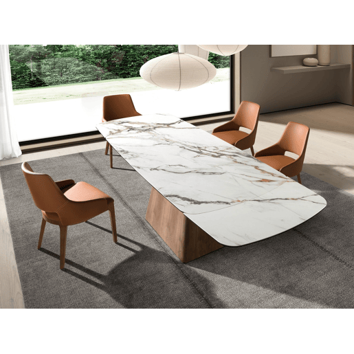 Cadeira em pele ecológica castanha modelo 4157 Angel Cerdá S.L.Cadeira com braços de design moderno com assento e encosto estofados em couro sintético castanho.