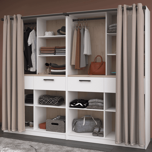 Quarto de vestir modular aberto Flexa em carvalho Jackson e branco fosco com 4 gavetas, 8 prateleiras e 2 varões de cortina 240x200 cm