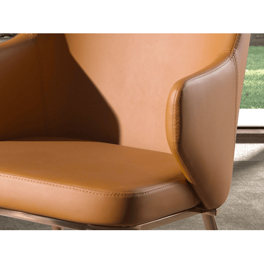 Cadeira de couro sintético castanho modelo 4162 Angel Cerdá S.L.Cadeira com braços de design moderno com assento e encosto estofados em couro sintético castanho.