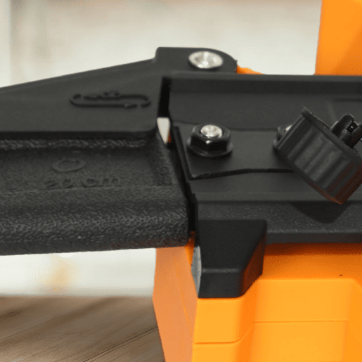 Outsunny Mini Motosserra a Bateria 8 Polegadas 6000mAh Motosserra Elétrica com Motor sem Escovas de 580W 2 Baterias Mastro Telescópico e Bloqueio Duplo para Podar Árvores de Jardinagem e Madeira