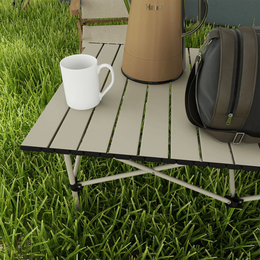 Outsunny Mesa de Campismo Dobrável de Metal com Tampo Enrolável e Bolsa de Transporte Mesa de Piquenique Portátil para Campismo Trekking Praia e Barbecue 95x55x50 cm Marrom Claro
