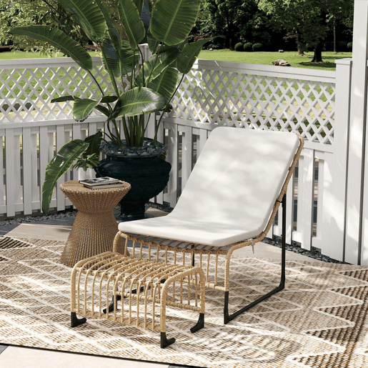 Outsunny Conjunto de Poltrona de Jardim com Apoio para os Pés de Vime Sintético Poltrona para Exterior com Almofada Acolchoada e Estrutura de Aço 65x93x80 cm Madeira e Bege