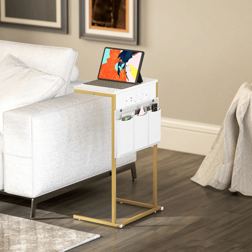 HOMCOM Mesa Auxiliar com Estação de Carga Mesa Lateral com 2 Entradas USB 1 Entrada USB-C e Bolsa Organizadora Mesa Auxiliar para Sala de Estar Dormitório 25,5x40x71 cm Branco