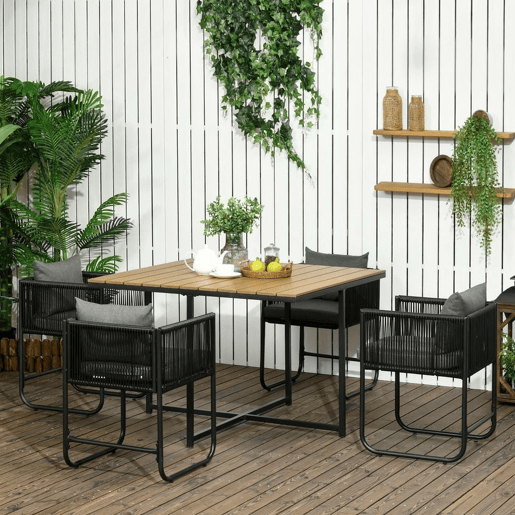 Outsunny Conjunto de Jardim de Vime Sintético Conjunto de Móveis de Exterior de Vime com 5 Peças Mesa Quadrada e 4 Cadeiras Almofadas Preto e Madeira