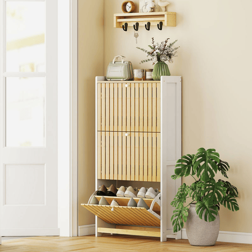 HOMCOM Sapateira Estreita com 3 Portas de Bambu em Ripas Móvel Sapateira com Prateleiras Ajustáveis para 18 Pares de Sapatos 60x24x118 cm Branco e Madeira