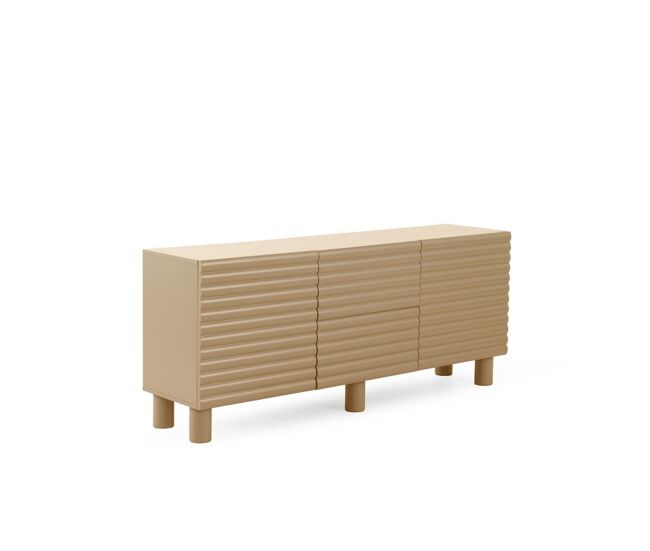 Aparador beige con relieve ondulado en puertas y cajones