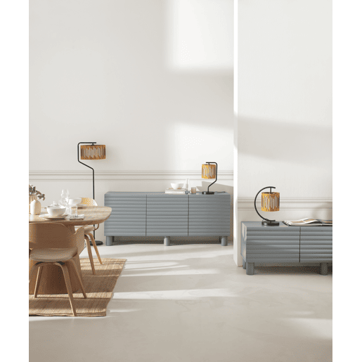 Móvel de TV bege com relevo ondulado nas portas