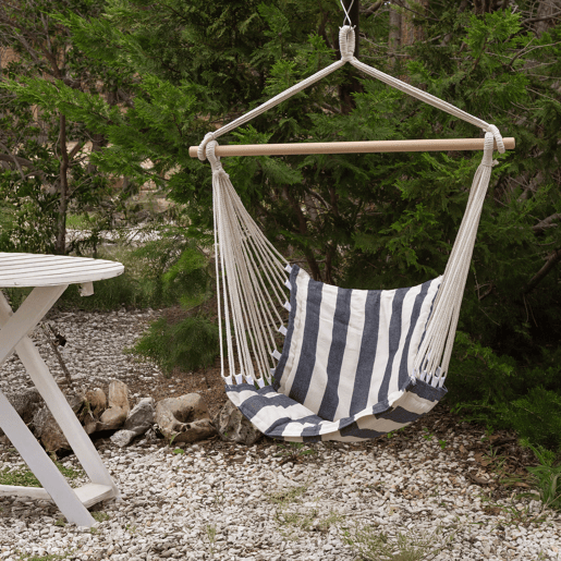 Aktive Cadeira suspensa listrada 90x55x125 cm com suporte de madeira
