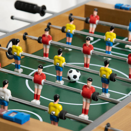 HOMCOM Matraquilhos de Mesa, Estrutura em Madeira Resistente, Jogo de Futebol de Mesa com 18 Jogadores, 2 Bolas, 6 Pegas e 2 Marcadores de Pontos para 2-4 Pessoas, 70x37x22 cm, para Crianças a partir dos 6 Anos e Adultos