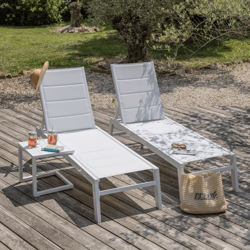 Conjunto de 2 espreguiçadeiras BARBADOS em textilene branco e mesa de apoio - alumínio branco