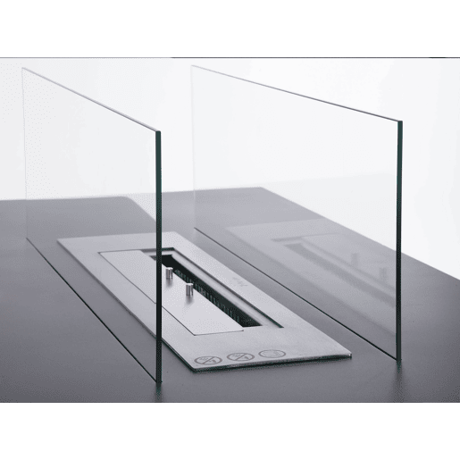Lareira a etanol com design de mesa e depósito central com capacidade para 3 litros, que emite uma chama regulável.