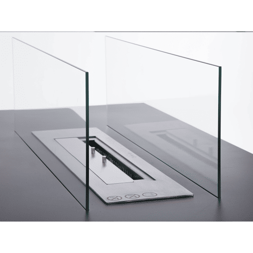 Lareira a etanol com design de mesa e depósito central com capacidade para 3 litros, que emite uma chama regulável.