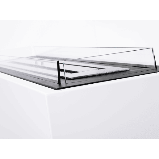 Lareira de grandes dimensões e grande autonomia graças ao seu depósito de 5 litros. Fabricada em aço lacado branco.