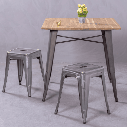 Mesa industrial em aço envelhecido e madeira clara - Bistro