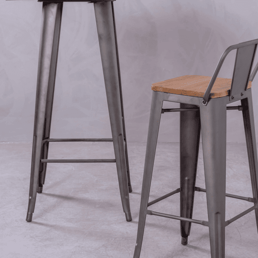 Banqueta industrial em aço envelhecido com encosto baixo e assento em madeira - Bistro