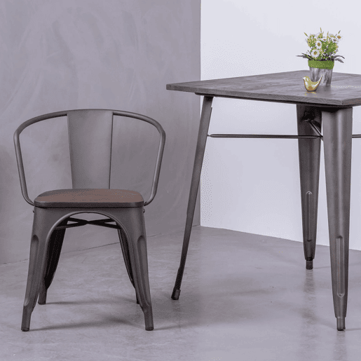 Cadeira industrial envelhecida com braços e assento de madeira - Bistro